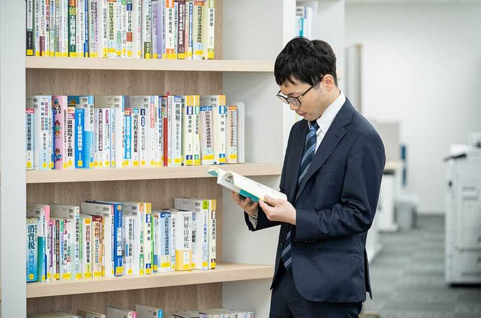 京都事務所 書籍棚前での調べもの風景