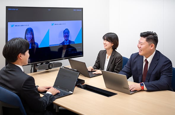 東京事務所でのWeb会議の風景